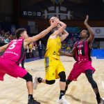Otra gran faena coral para estrenar el casillero de triunfos en la #BasketballCL (2)