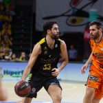 El Iberostar Tenerife desarbola al Valencia para derribar otro muro histórico (6)