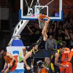 El Iberostar Tenerife desarbola al Valencia para derribar otro muro histórico (9)