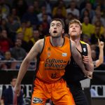 El Iberostar Tenerife desarbola al Valencia para derribar otro muro histórico (12)