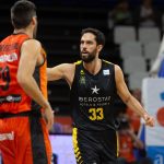 El Iberostar Tenerife desarbola al Valencia para derribar otro muro histórico (15)