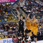 El Iberostar Tenerife vuelve a teñir el derbi de aurinegro (19)