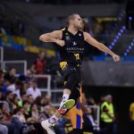 El Iberostar Tenerife vuelve a teñir el derbi de aurinegro (17)