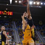 El Iberostar Tenerife vuelve a teñir el derbi de aurinegro (14)