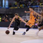 El Iberostar Tenerife vuelve a teñir el derbi de aurinegro (11)