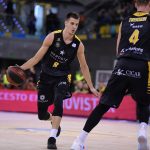 El Iberostar Tenerife vuelve a teñir el derbi de aurinegro (12)