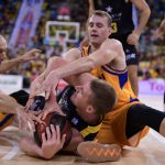 El Iberostar Tenerife vuelve a teñir el derbi de aurinegro (8)