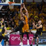 El Iberostar Tenerife cae peleando en un final apretado (14)