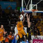 El Iberostar Tenerife cae peleando en un final apretado (11)