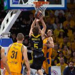 El Iberostar Tenerife cae peleando en un final apretado (6)