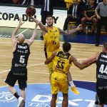 El Iberostar Tenerife cae ante un RETAbet Bilbao más acertado en un partido trabado (28)