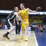 El Iberostar Tenerife cae ante un RETAbet Bilbao más acertado en un partido trabado (14)