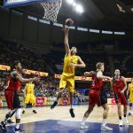 El Iberostar Tenerife afina la maquinaria con otra gran faena colectiva (2)