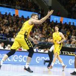 El Iberostar Tenerife tiñe de aurinegro el derbi canario (33)