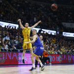 El Iberostar Tenerife tiñe de aurinegro el derbi canario (17)