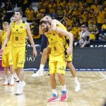 El Iberostar Tenerife reacciona con carácter y cabeza ante un buen Joventut (18)
