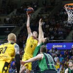 El Iberostar Tenerife reacciona con carácter y cabeza ante un buen Joventut (14)