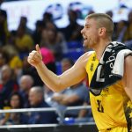 El Iberostar Tenerife reacciona con carácter y cabeza ante un buen Joventut (9)