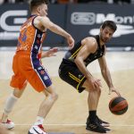 El Iberostar Tenerife 'asalta' La Fonteta con una victoria de auténtico lujo (3)