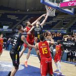 El Lenovo Tenerife saca adelante un partido muy duro (15)