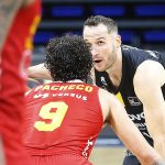 El Lenovo Tenerife saca adelante un partido muy duro (11)