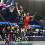 El Lenovo Tenerife saca adelante un partido muy duro (10)