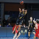 El Lenovo Tenerife saca adelante un partido muy duro (9)