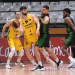 El Lenovo Tenerife cae en Badalona, pese a pelear hasta el final (6)