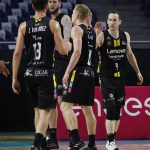 El Lenovo Tenerife exige al líder Real Madrid y cae en el epílogo (8)