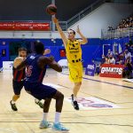 El Lenovo Tenerife coge ritmo y supera al Baskonia con solidez (9)