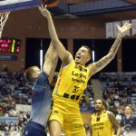 El Lenovo Tenerife tira de carácter para ganar in extremis en Santiago (5)