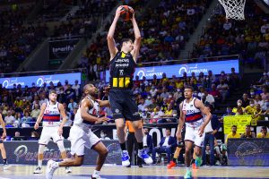 El Lenovo Tenerife cae ante el Bitci Baskonia (17)