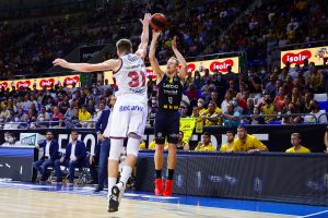 El Lenovo Tenerife cae ante el Bitci Baskonia (15)
