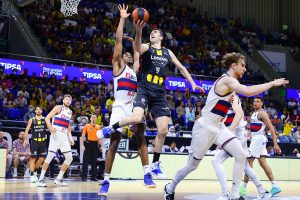 El Lenovo Tenerife cae ante el Bitci Baskonia (5)
