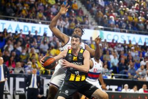 El Lenovo Tenerife cae ante el Bitci Baskonia (9)