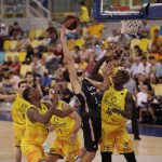 El Lenovo Tenerife afina la maquinaria con un sólido triunfo coral (5)