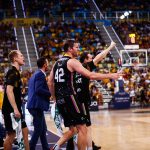 El Lenovo Tenerife tiñe el derbi de aurinegro (9)