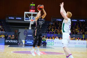 El Lenovo Tenerife se lleva un partidazo y sella su billete copero (10)