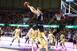 El Lenovo Tenerife cede ante el Barça, tras ponerle contra las cuerdas (9)