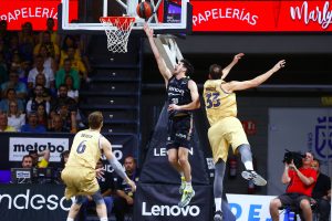El Lenovo Tenerife cede ante el Barça, tras ponerle contra las cuerdas (8)