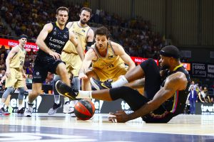 El Lenovo Tenerife cede ante el Barça, tras ponerle contra las cuerdas (6)