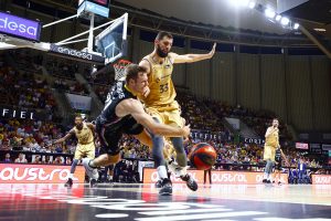 El Lenovo Tenerife cede ante el Barça, tras ponerle contra las cuerdas (4)