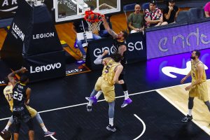 El Lenovo Tenerife cede ante el Barça, tras ponerle contra las cuerdas (1)