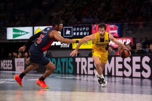 El Lenovo Tenerife cae ante el Baskonia apurando sus opciones hasta el final (3)