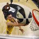 El Lenovo Tenerife hace añicos los pronósticos y tumba al campeón (13)