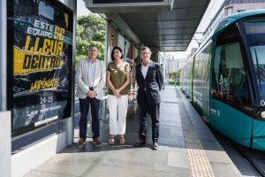 La campaña de abonos ya luce en las paradas del tranvía (2)