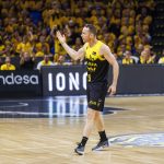 La Laguna Tenerife vuelve a teñir el derbi de aurinegro (9)