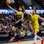 La Laguna Tenerife vuelve a teñir el derbi de aurinegro (8)