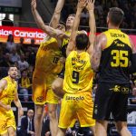 La Laguna Tenerife vuelve a teñir el derbi de aurinegro (5)