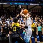 La Laguna Tenerife gana en Grecia desde la defensa (10)